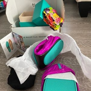 Brand new in box … comes with everything… size 9 and Ultraviolet.